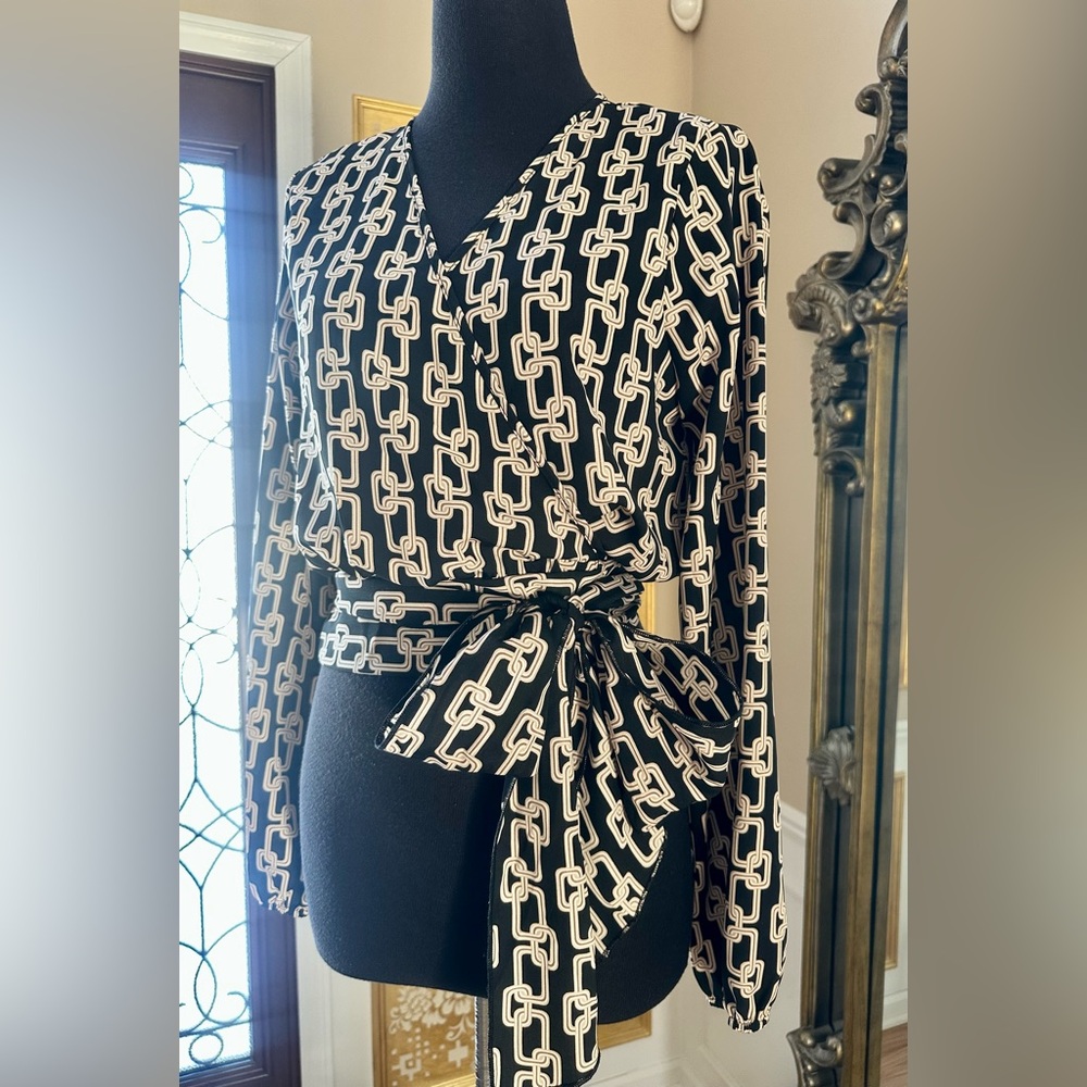 Fashion Nova Black and Cream Chain Print Chiffon Tie Waist Top Size M New no Tag